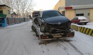 Эвакуатор эвакуирует поврежденное авто